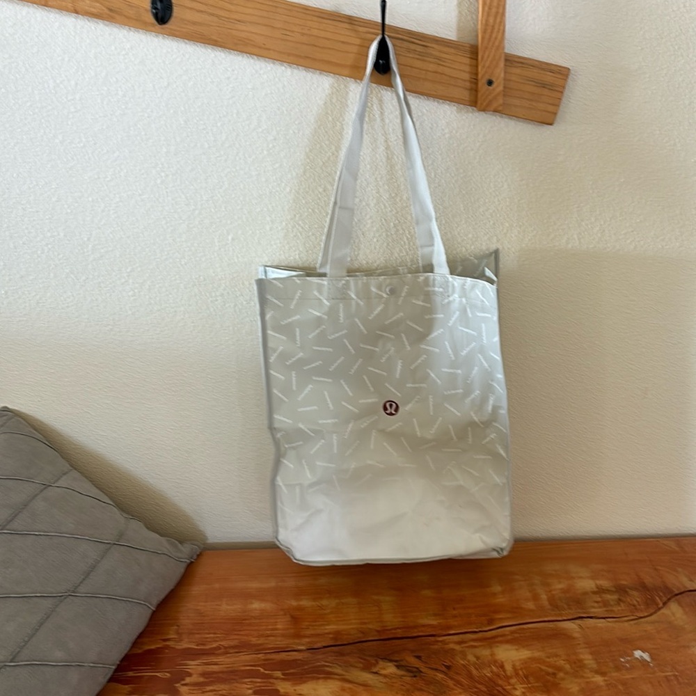 🍀Lululemon Athletica White reusable shopping bag